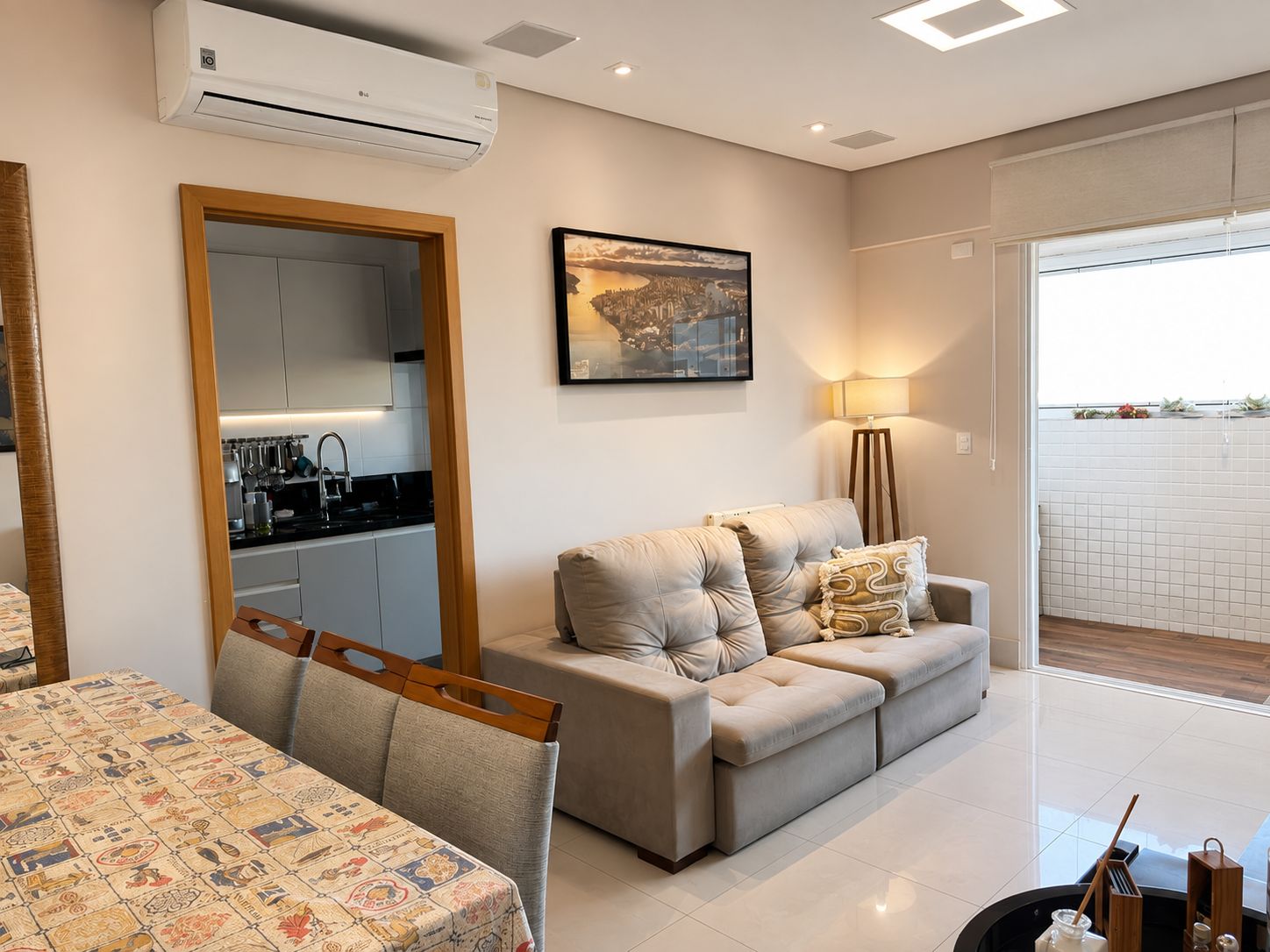 Sala de estar com sofá retrátil e acesso à varanda